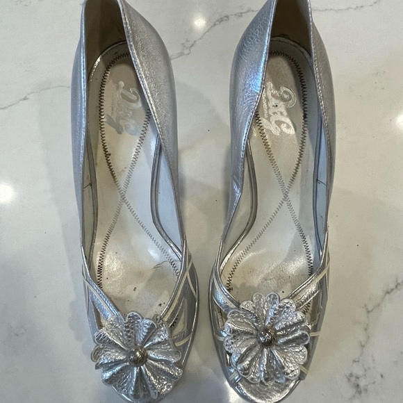 Vintage D&G Silver Leather Heels - Picture 1 of 9